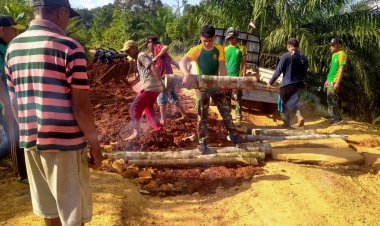 Manunggal Dengan Rakyat Satgas Pamtas RI - Mly Yonarmed 10/ Bradjamusti Bahu Membahu Dengan Masyarakat Bangun Jalan di Perbatasan