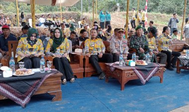 Bupati Pekalongan Serahkan Bantuan Alat Pertanian di Desa Sawangan