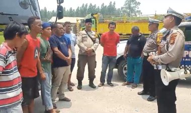 Cegah Pungli, Personil Polsek Tualang Sampaikan Himbauan Pencegahan Pungli Kepada Supir Truck.
