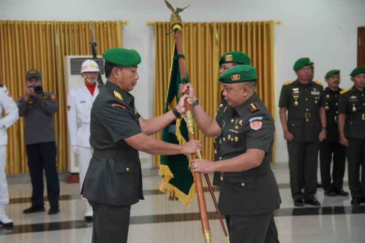 Kegembiraan Ketum Dharma Pertiwi Di Tengah Warga Jalasenastri