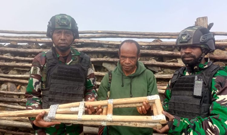 Tongkat Alat Bantu Jalan Pak Aco di Papua