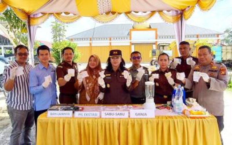 Kejari Rohil Musnahkan Barang Bukti 49 Perkara, Mulai Ganja hingga Sabu