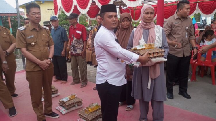 Sebanyak 500 Paket Sembako, Disalurkan Kepada Warga Melalui Baznas Rohil Disela Acara Peletakan Batu Pertama Pembangunan Gedung Sekolah Di Kecamatan Sinaboi