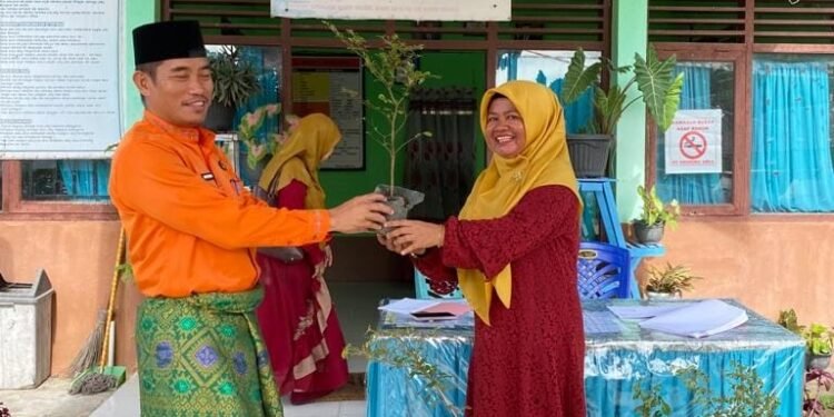 Jalankan Program Peduli Lingkungan, Camat Rantau Kopar Bagikan Bibit Pohon Peneduh