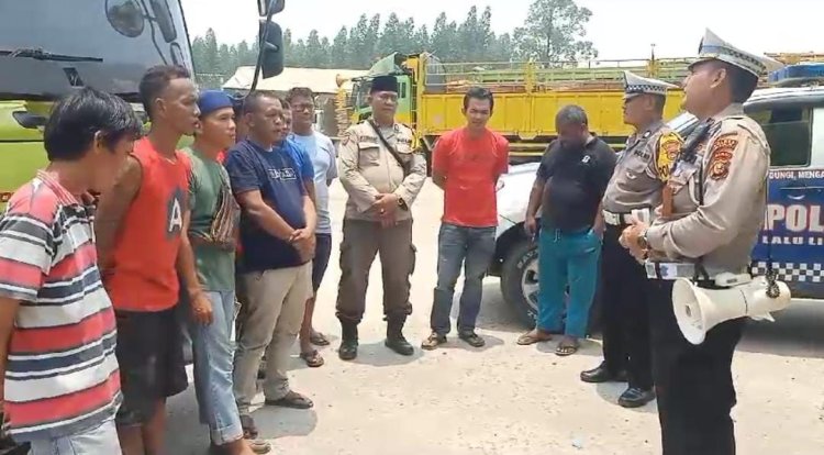 Cegah Pungli, Personil Polsek Tualang Sampaikan Himbauan Pencegahan Pungli Kepada Supir Truck.