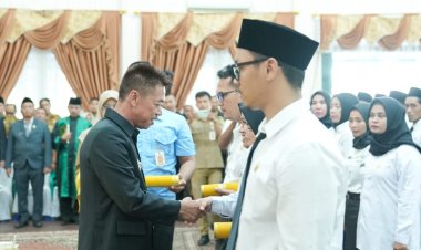 Bupati Rohil Serahkan SK P3K dan Lantik Guru PNS: Ajak Pegawai Berikan Pelayanan Terbaik