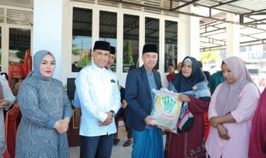 Bupati Rohil Bagikan 200 Paket Sembako dan Daging Qurban saat Perayaan Idul Adha 1444 H