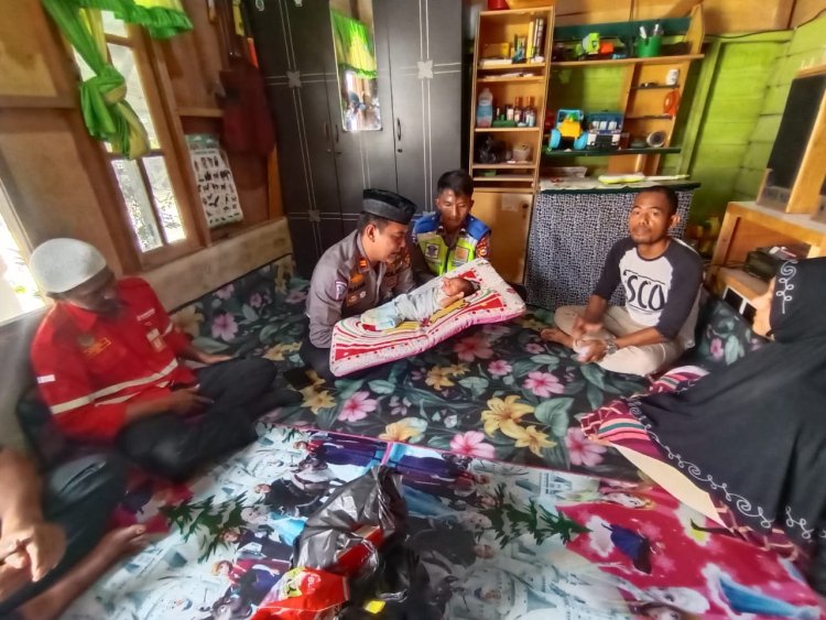 Polsek Tualang Beri Bantuan Tali Asih dan sembako Kepada Anak Cacat Fisik Sejak Lahir