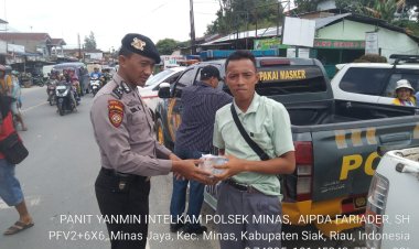 Personil Polsek Minas - Polres Siak Sambangi Sejumlah Warga di Pasar Tradisional & Masjid Nurul Huda Dalam Giat Jumat Berbagi