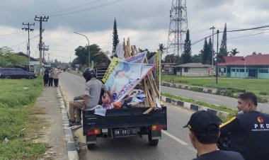 Polsek Tualang Lakukan Pengamanan Penertiban Alat Peraga Sosialisasi APS Yang Dilaksanakan Oleh PPK Kecamatan Tualang