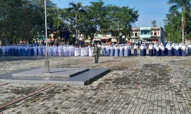 Personil TNI Koramil 04/Perawang Bertindak Sebagai Komandan Upacara Dalam Peringatan Hari Pahlawan di Kecamatan Tualang