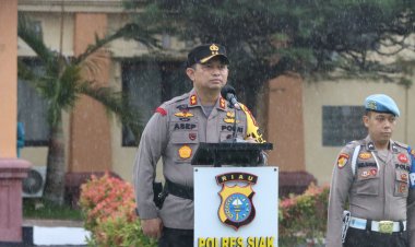 Dalam Guyuran Hujan Kapolres Siak AKBP Asep Sujarwadi Pimpin Apel Gelar Pasukan Dalam Rangka Kesiapsiagaan Pengamanan Tahap Kampanye Pemilu 2024