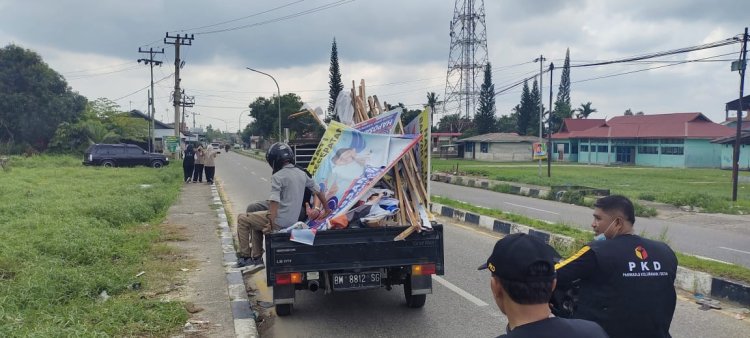 Polsek Tualang Lakukan Pengamanan Penertiban Alat Peraga Sosialisasi APS Yang Dilaksanakan Oleh PPK Kecamatan Tualang