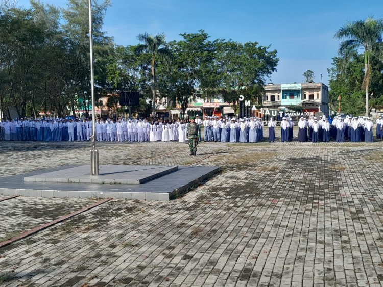 Personil TNI Koramil 04/Perawang Bertindak Sebagai Komandan Upacara Dalam Peringatan Hari Pahlawan di Kecamatan Tualang