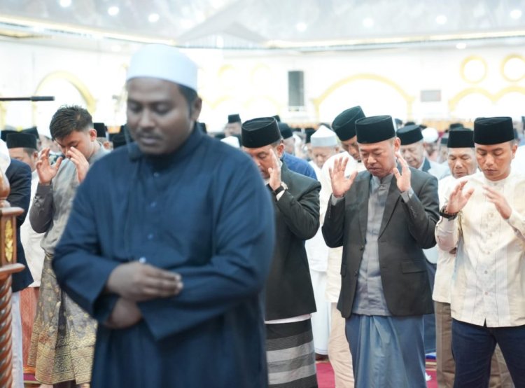 Bupati Rohil Laksanakan Sholat Idul Adha di Masjid Agung Al Ikhlas Bagansiapiapi dan Gelar Open House