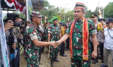 Dandim 1204/Sgu mempresentasikan program unggulannya kepada Kasad di Jagoi Babang, Kabupaten Bengkayang