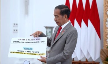 Jokowi Memegang Kertas Besar untuk Menunjukkan Aturan terkait Izin Presiden untuk Terlibat dalam Kampanye