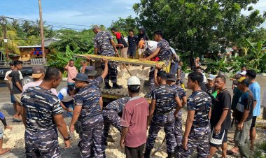 TNI AL Bersama Masyarakat Bergotong-royong dalam Perbaikan Jalan Desa Penfui Timur - Kupang
