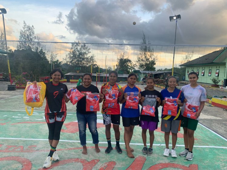 Dansatgas Yonkav 6/Naga Karimata Memberikan Dukungan kepada Komunitas Voli Masyarakat dengan Memberikan Seragam Voli