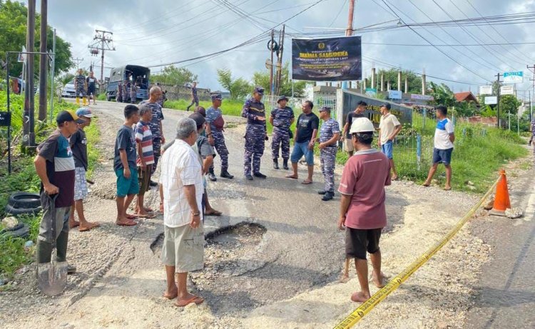 TNI AL Bersama Masyarakat Bergotong-royong dalam Perbaikan Jalan Desa Penfui Timur - Kupang