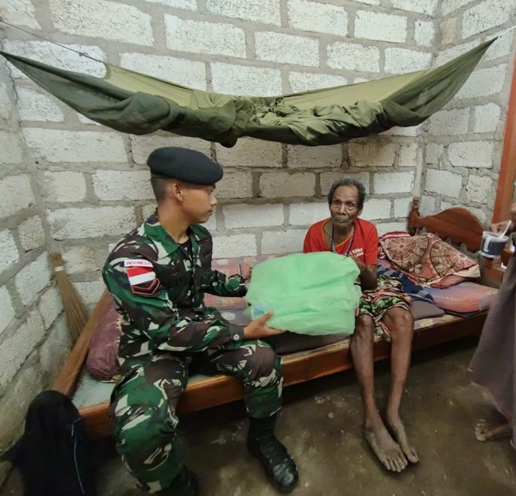 Pos Aplal Satgas Yonkav 6/Naga Karimata Berbagi dengan Memberikan Bantuan Kelambu kepada Masyarakat sebagai Upaya Membantu