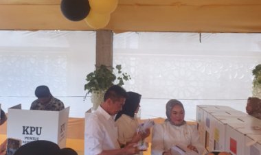 Bupati Rohil Afrizal Sintong Nyoblos di TPS Sintong Bakti, Kepenghuluan Sintong: Suasana Pemilihan Umum