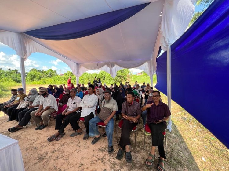 "Anggota DPRD Roem Diani Dewi Menyebarkan Informasi Peraturan Daerah di Jalan Tanjung Datuk"