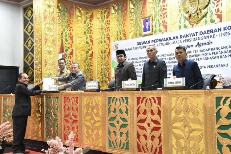 "Tiap Fraksi DPRD Pekanbaru Menyampaikan Pandangan Umumnya"