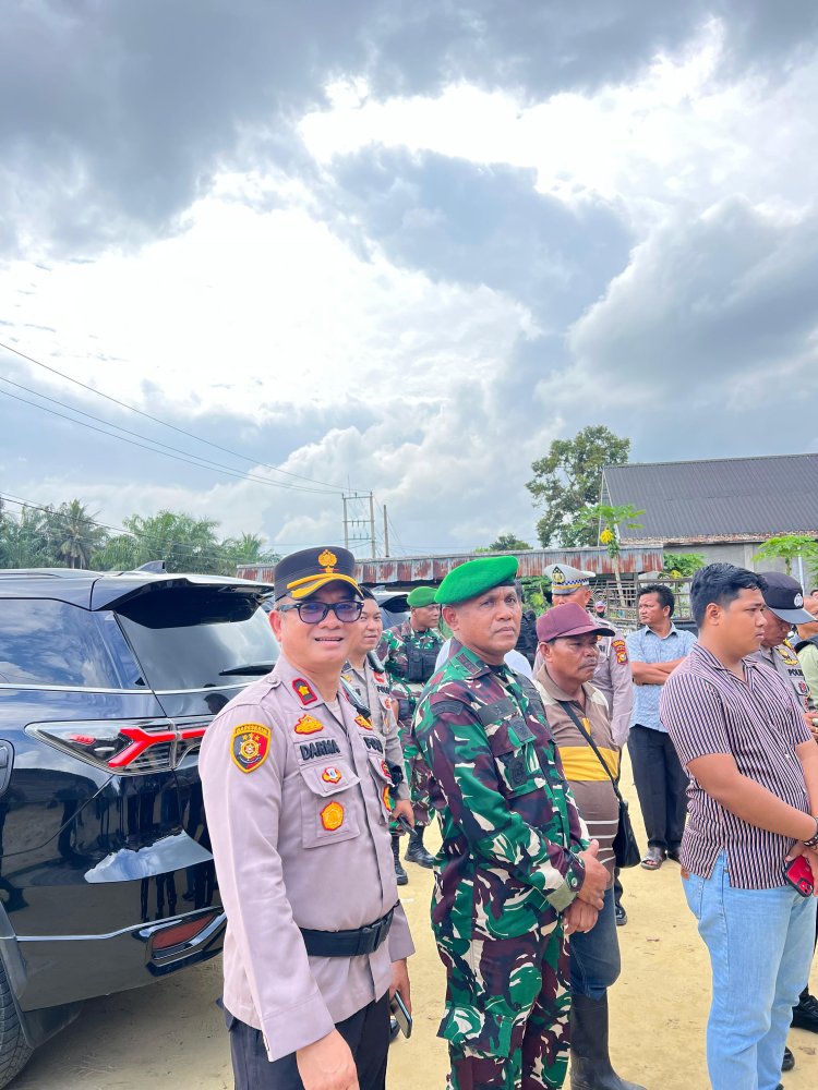 Kapolsek Pinggir Berikan Arahan dan Pimpin Doa Sebelum Pelaksanaan PSU di TPS 11 Desa Tengganau