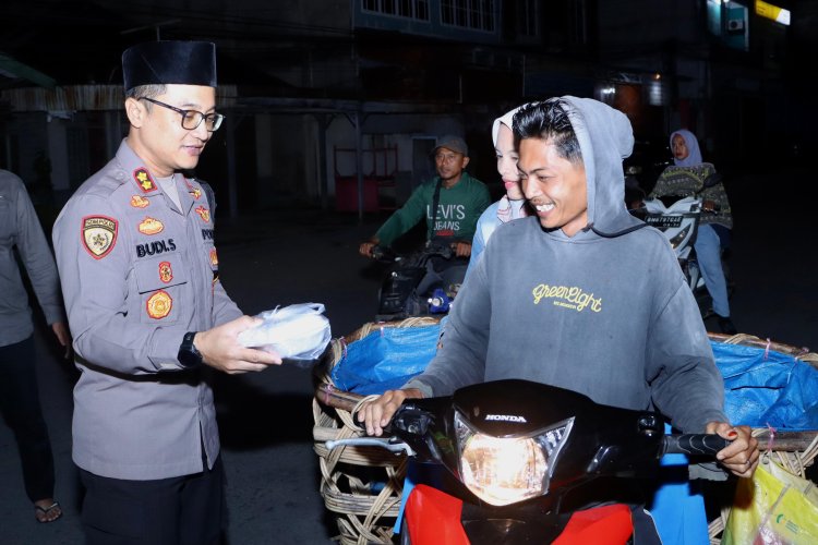 Kapolres Inhil Bagikan Pengalaman 'Sahur On the Road' dalam Berbagi Kebaikan