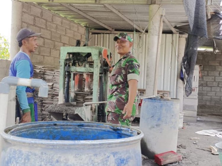Babinsa Nogosari Kunjungi UMKM Pembuat Batako di Desa Pulutan