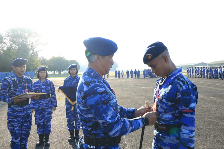 Penghargaan dari Danlanud Sultan Hasanuddin untuk Prajurit Berprestasi dalam Ajang Tinju Sulsel