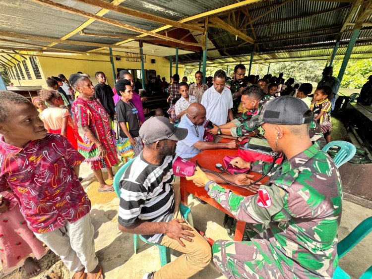 Satgas Yonif 501 Kostrad Gelar Pengobatan Gratis di Desa Ayata, Papua Barat