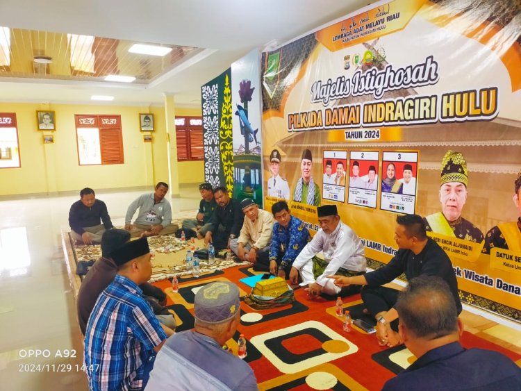 Masyarakat dan Keluarga Kades Seberida Bawa Tepak Sireh ke Balai LAMR Inhu untuk Minta Pendampingan