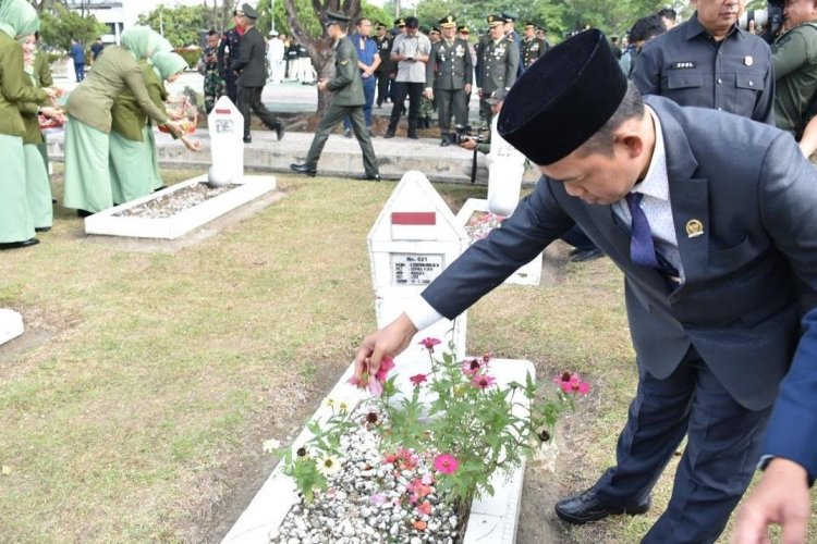 Ketua DPRD Pekanbaru Ikuti Ziarah Nasional Peringati HUT ke-79 TNI: Menghormati Jasa Pahlawan untuk Keutuhan NKRI