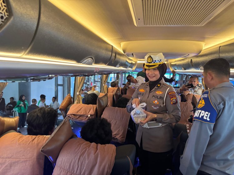 Tim Gabungan Bagikan 200 Paket Berbuka untuk Pemudik dan Driver Bus