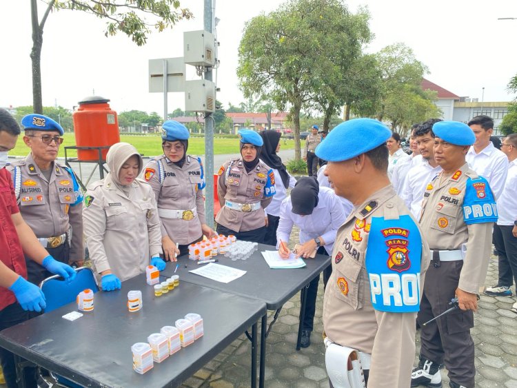 Polda Riau Cek Urine Personel, Jika Ada Positif Narkoba Terancam Dipecat