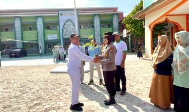 Tanam Bibit Pohon Matoa di Lingkungan Sekolah, Polsek Limapuluh Gelorakan Green Policing Polda Riau