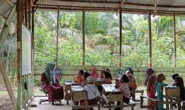 Jhony Charles Tegaskan Tak Boleh Ada Lagi Sekolah "Laskar Pelangi" di Rohil