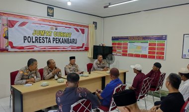 Gelar Jum'at Curhat, Polsek Senapelan Tampung Aspirasi Warga
