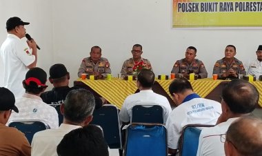 Gelar Jum'at Curhat Bersama Polsek Bukit Raya, Polresta Pekanbaru Banyak Dititip Persoalan Keamanan di Kelurahan Sidomulyo Timur 