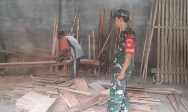 Babinsa Musuk Bantu Warga Bangun Kandang Kambing