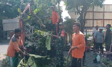 Babinsa Serengan Ajak Warga Bersih-Bersih Kantor Kelurahan