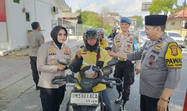 Polsek Senapelan Berbagi Berbagi Nasi Kotak Untuk Masyarakat