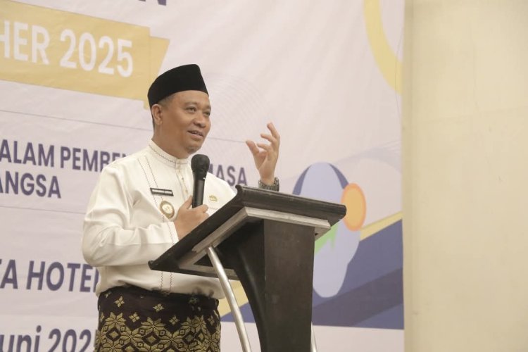 Markarius Anwar Buka Lomba Public Speaking Guru Riau