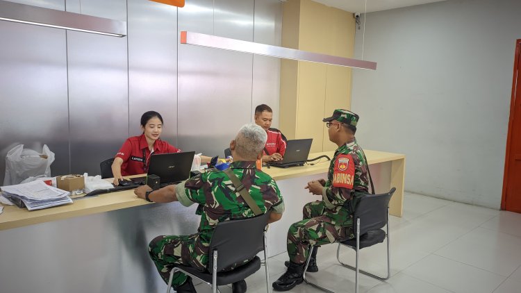 Babinsa Kratonan Jalin Komsos dengan Karyawan Toko Komputer di Surakarta