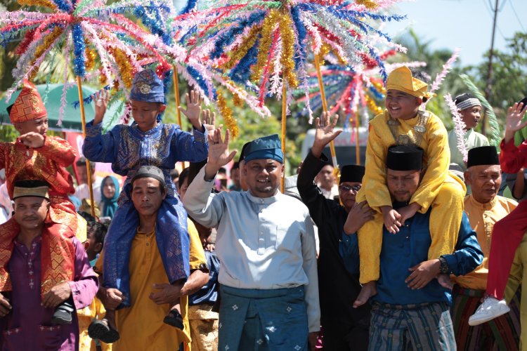 Syamsurizal Gelar Khitanan Massal 200 Anak di Siak