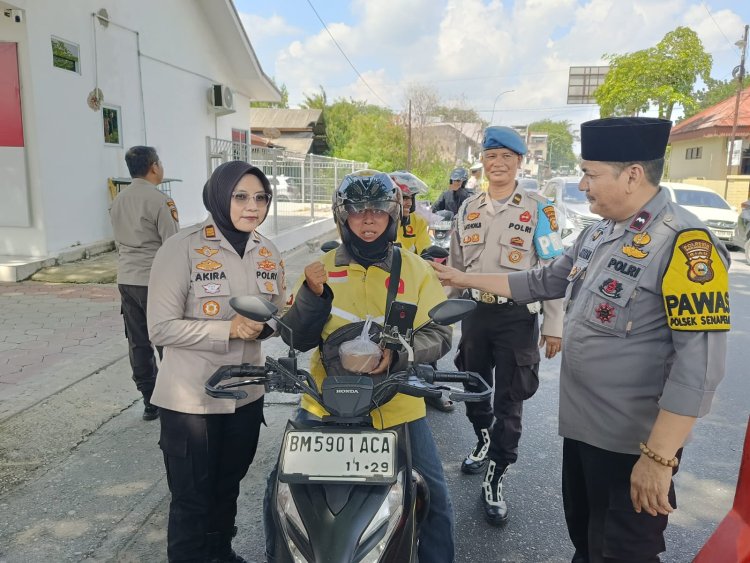 Polsek Senapelan Berbagi Berbagi Nasi Kotak Untuk Masyarakat