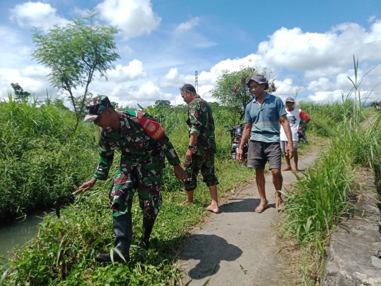 Babinsa dan Warga Bersihkan Irigasi Sawah di Karanggeneng