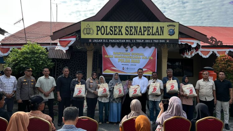Polsek Senapelan Salurkan Sembako Untuk Warga Kurang Mampu